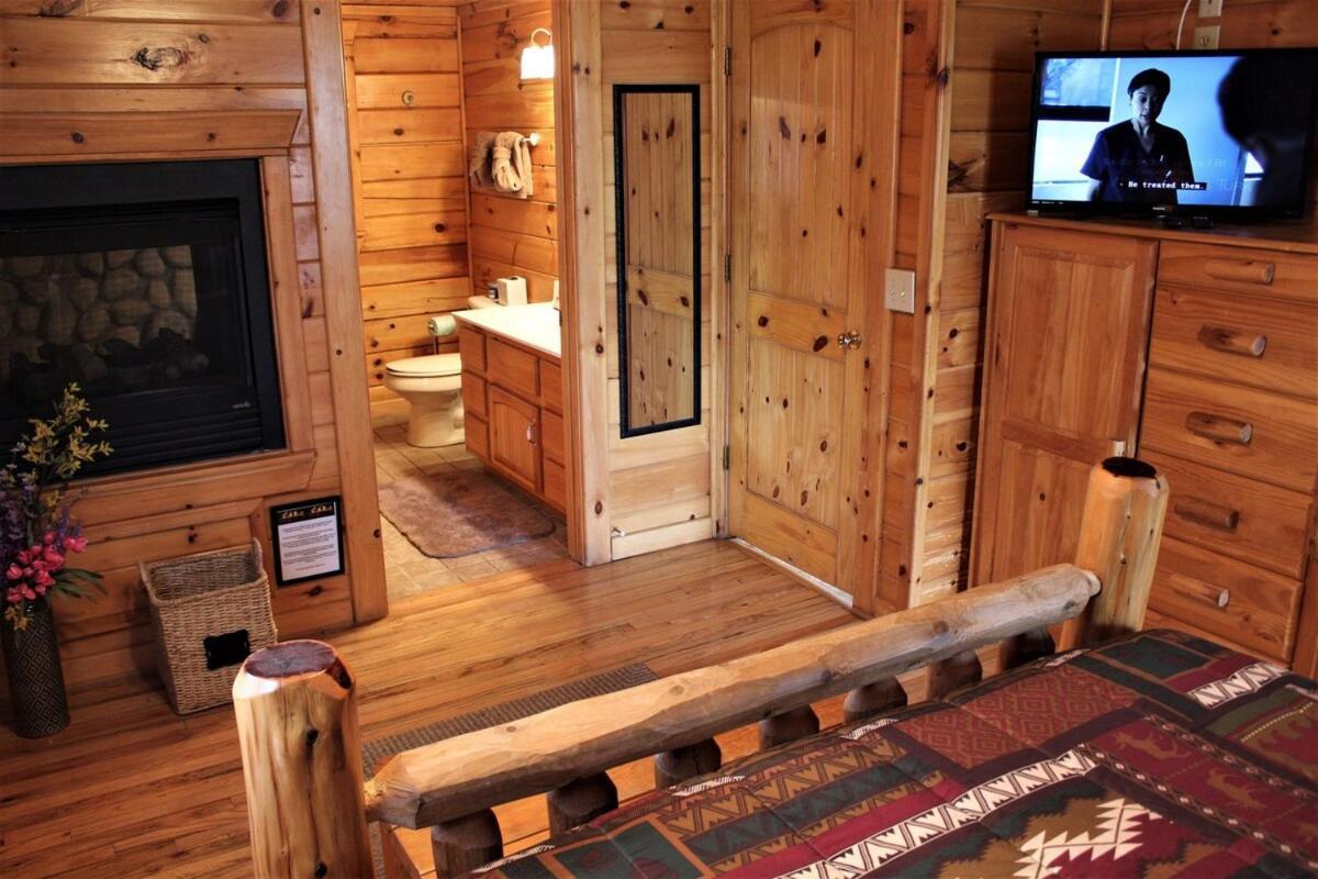 Mountain Joy -Private Treehouse Style Cabin That Sleeps 4-Free Tickets Gatlinburg Exterior photo