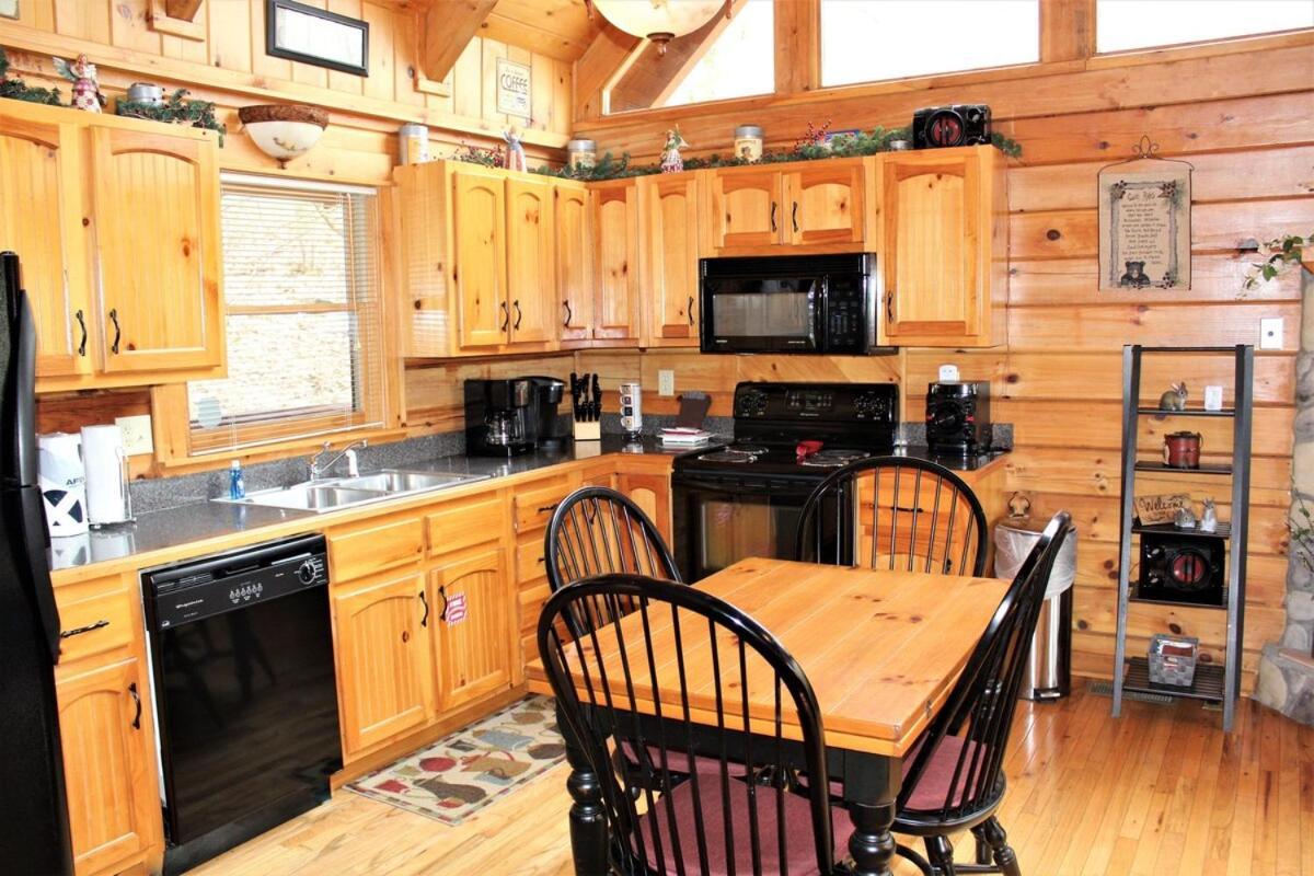 Mountain Joy -Private Treehouse Style Cabin That Sleeps 4-Free Tickets Gatlinburg Exterior photo