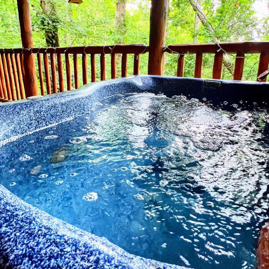 Mountain Joy -Private Treehouse Style Cabin That Sleeps 4-Free Tickets Gatlinburg Exterior photo